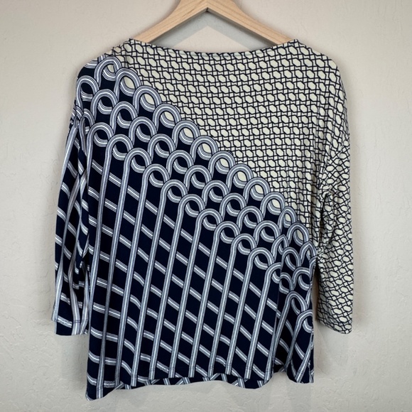 ST. JOHN Geometric Lattice Top with Button Sleeve Detail - Picture 6 of 12